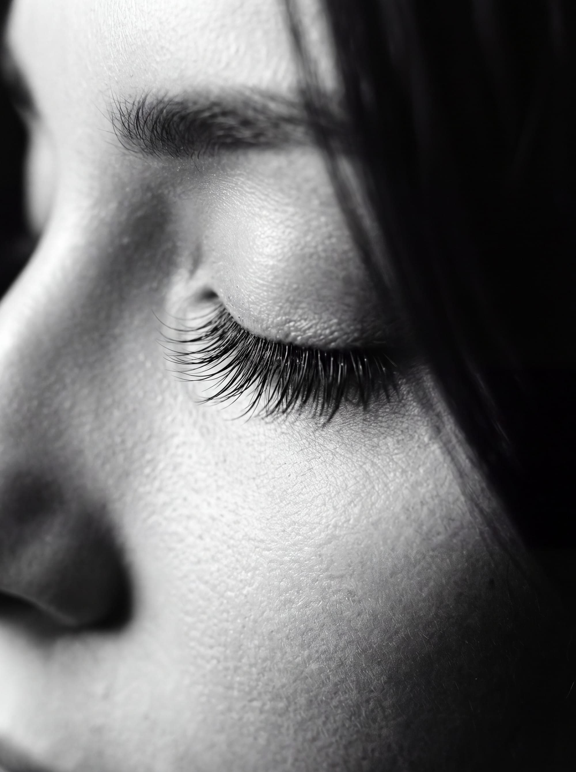 Visuel conceptuel : œil fermé et extensions de cils en éventail, noir et blanc