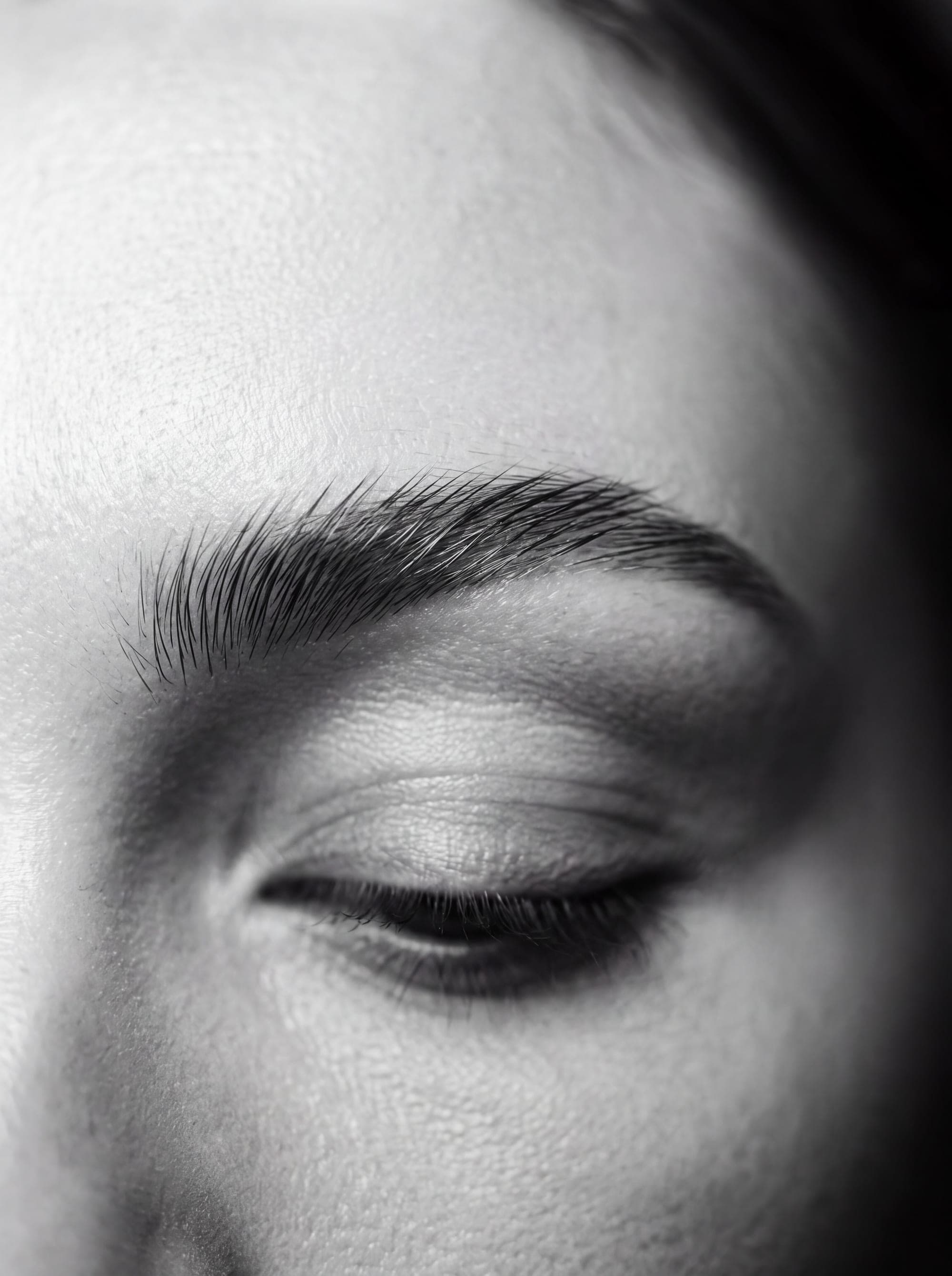 Visuel conceptuel : sourcil structuré, noir et blanc